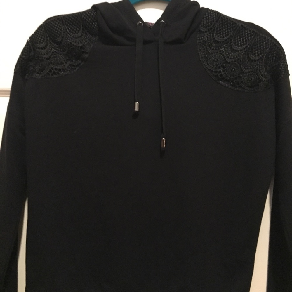 black sweatshirt with hoodie